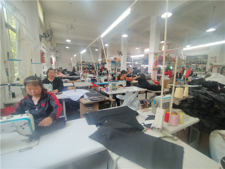 休寧縣璜尖鄉 80后返鄉創業打造服裝加工廠，帶動50名村民共走致富路